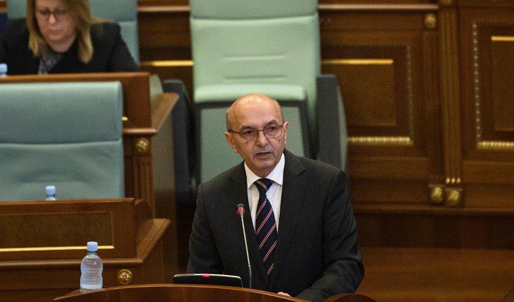 Kosovos premiärminister Isa Mustafa höll tal i parlamentet inför förtroendeomröstningen.
Foto: Visar Kryeziu/AP/TT