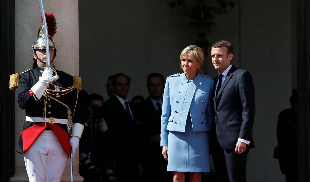Frankrikes nye president Emmanuel Macron tillsammans med sin fru Brigitte Macron utanför Élyséepalatset i Paris. Foto: TT