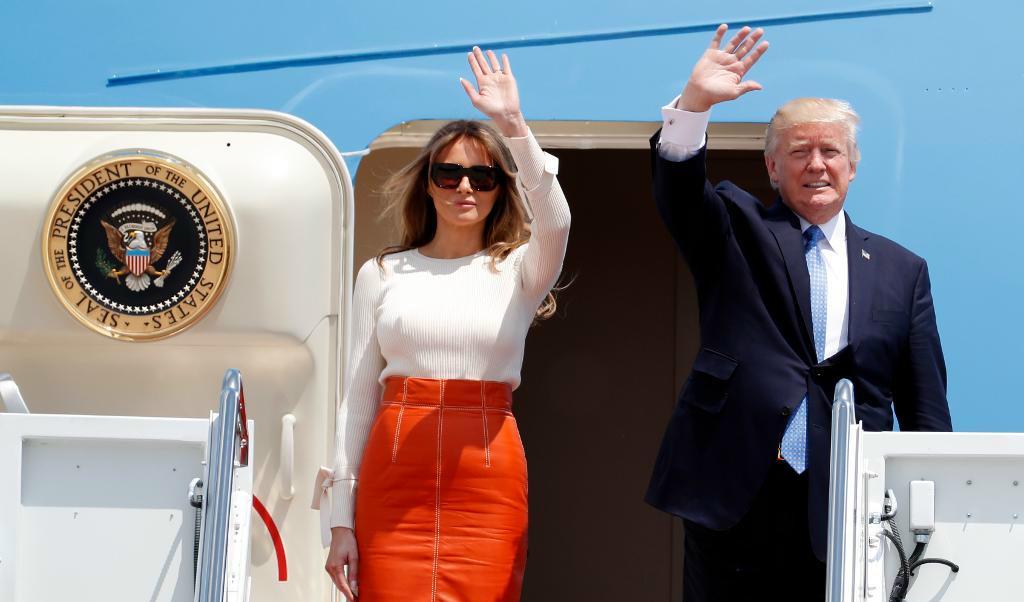 President Donald Trump och hustrun Melania Trump vinkar när de kliver ombord på Air Force One för avfärden mot Saudiarabien. Foto:
Alex Brandon/AP/TT