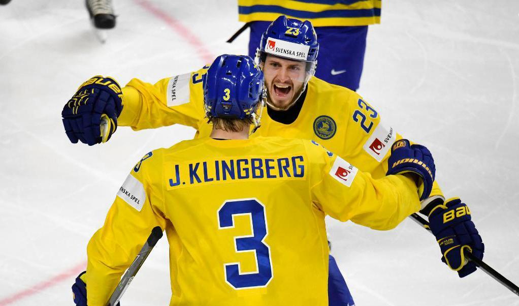 Sveriges John Klingberg gratuleras av Oliver Ekman-Larsson efter 2-1-målet under semifinalen mellan Sverige och Finland.