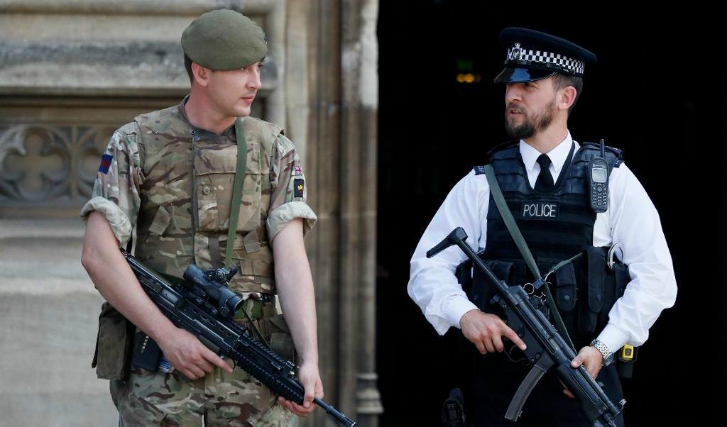 
En soldag och en polisman utanför det brittiska parlamentet i London. Foto: Kirsty Wigglesworth/AP/TT                                            