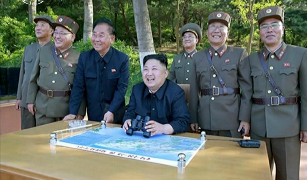 

En bild som släpptes från Nordkorea efter vad som sägs vara ett robottest tidigare i maj. Kim Jong-Un i mitten. Foto: AP/TT-arkivbild                                                                                        