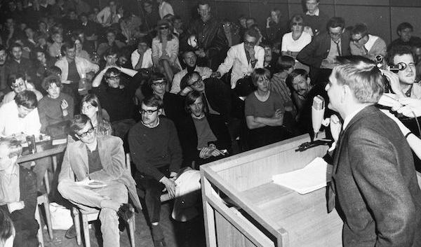 Dåvarande utbildningsminister Olof Palme talar inför kårhusockupanterna i Stockholm 1968. Sex år senare skulle han ge svensk kulturpolitik den kulturradikala riktning som den i princip haft sedan dess.