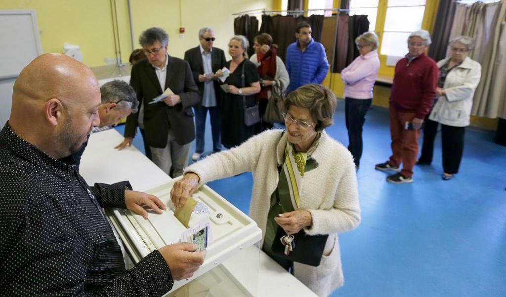 
En kvinna i Marseille lägger sin röst i den andra och avgörande omgången i det franska presidentvalet. Foto: Claude Paris/AP/TT                                            