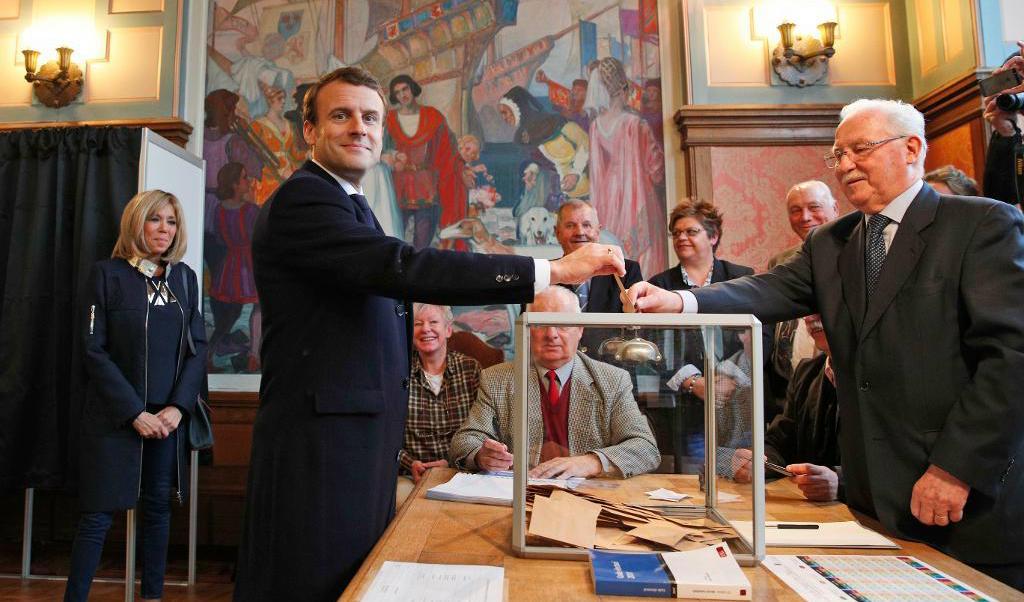 

Presidentkandidaten och mittenliberalen Emmanuel Macron röstar, på sig själv får man anta. Foto: Christophe Ena/AP/TT                                                                                        