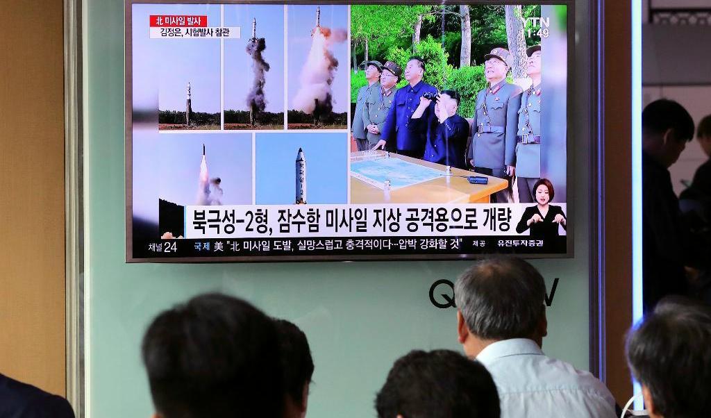 

Indirekt nyhetsförmedling à la Korea - sydkoreansk tv visar stillbilder ur den nordkoreanska tidningen Rodong Sinmun, föreställande Kim Jong-Un och nordkoreanska militärer som betraktar helgens robottest. Foto: Lee Jin-Man                                                                                        