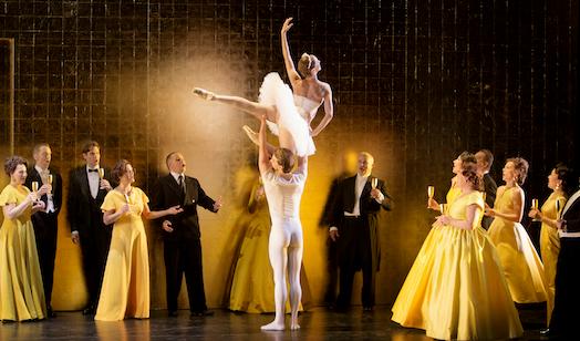 "La Gioconda"på Malmö Opera: dansarna Susanne Grinder och Ulrik Birkkjaer; Malmö Operakör. Foto: Malin Arnesson