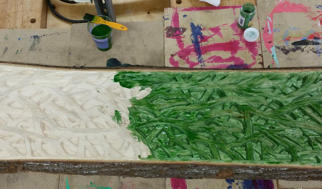 Verket är färdighugget och här till hälften målat. Foto: Anton Nilsson