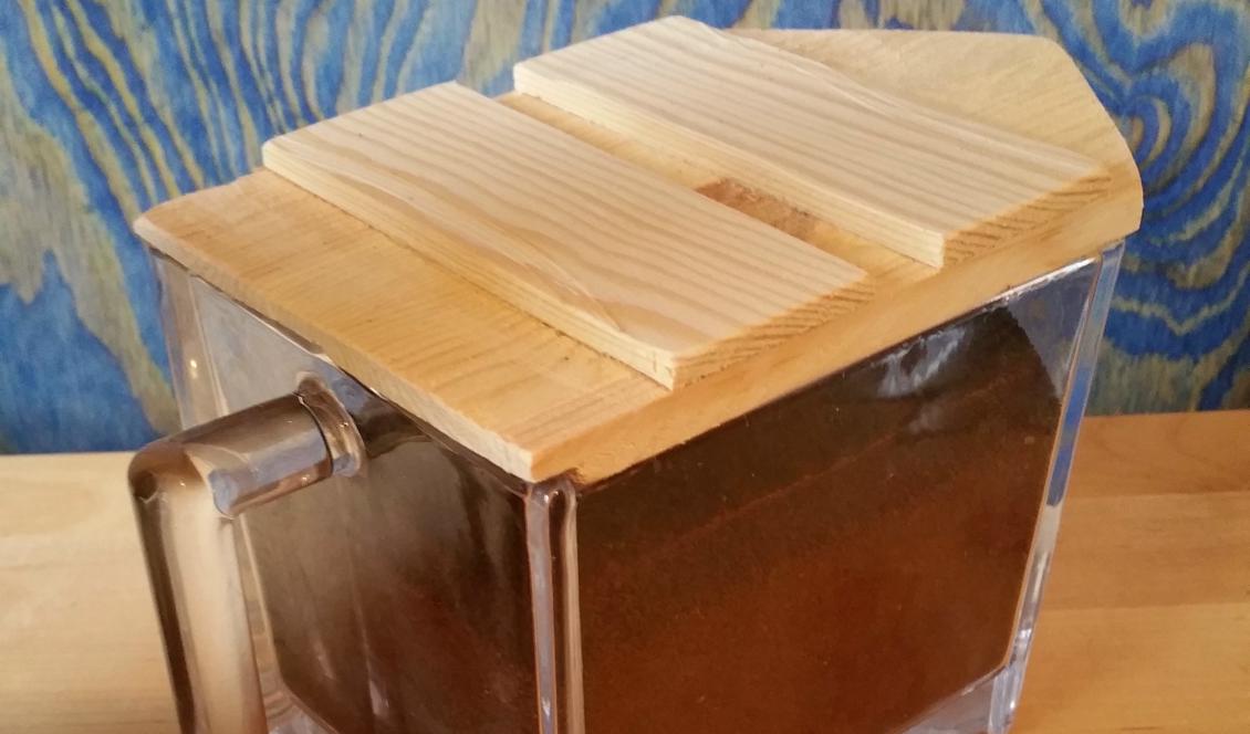 Glaslåda med lock av brädstumpar. Foto: Anton Nilsson