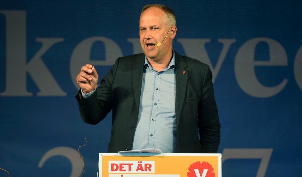 Vänsterpartiets (V) Jonas Sjöstedt håller tal på Spånga IP under politikerveckan på Järvafältet. Foto: TT