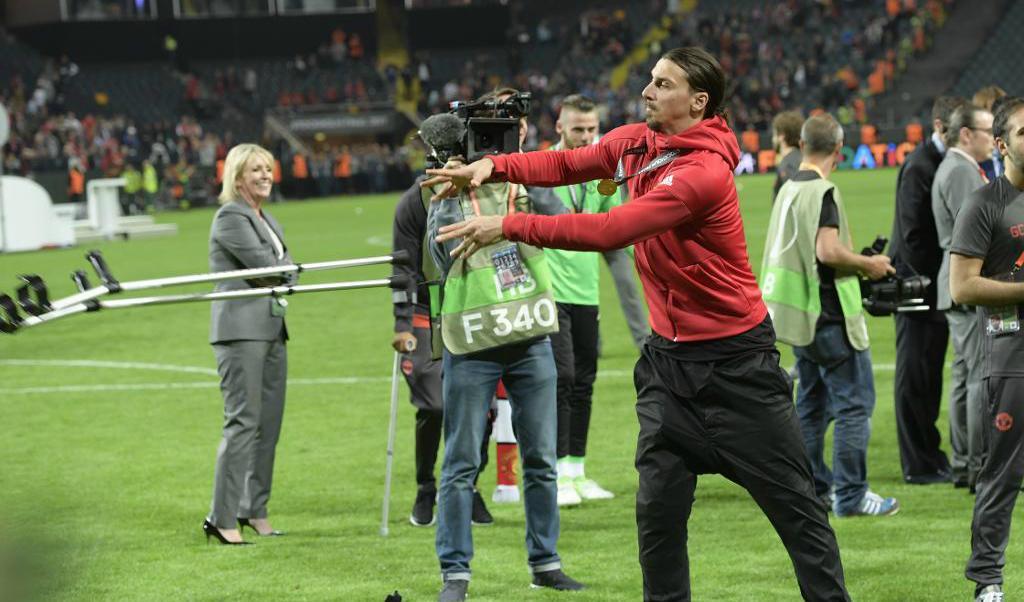 Zlatan Ibrahimovic kastade kryckorna för att fira Europa League-titeln med lagkamraterna i Manchester United efter finalsegern mot Ajax på Friends arena. Arkivbild. Foto: TT