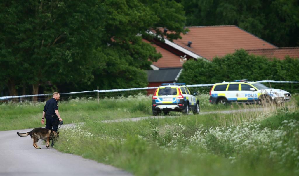 
Ett stort antal poliser arbetar med det misstänkta dubbelmordet. Foto: Jeppe Gustafsson/TT                                            