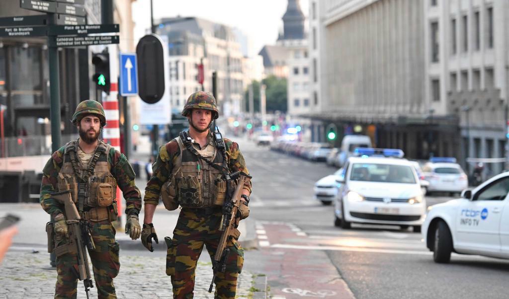 Kraftigt beväpnad militär kunde ses vid centralstationen efter en misstänkt explosion. Foto: Geert Vanden Wijngaert/AP/TT