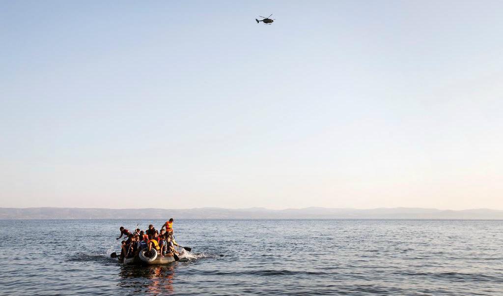 Flyktingar på Medelhavet, i en alldeles för liten båt, närmar sig grekiska Lesbos kust. Foto: Linus Sundahl-Djerf/SvD/TT-arkivbild