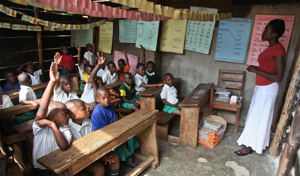 Elever i ett klassrum i Kibuye Junior Primary School i Kampala, Uganda. Forskare har visat att skolflickor i Uganda som saknade tillgång till mensbindor och information om puberteten hade 17 procent högre skolfrånvaro. Arkivbild. Foto:
Stephen Wandera/AP/TT
