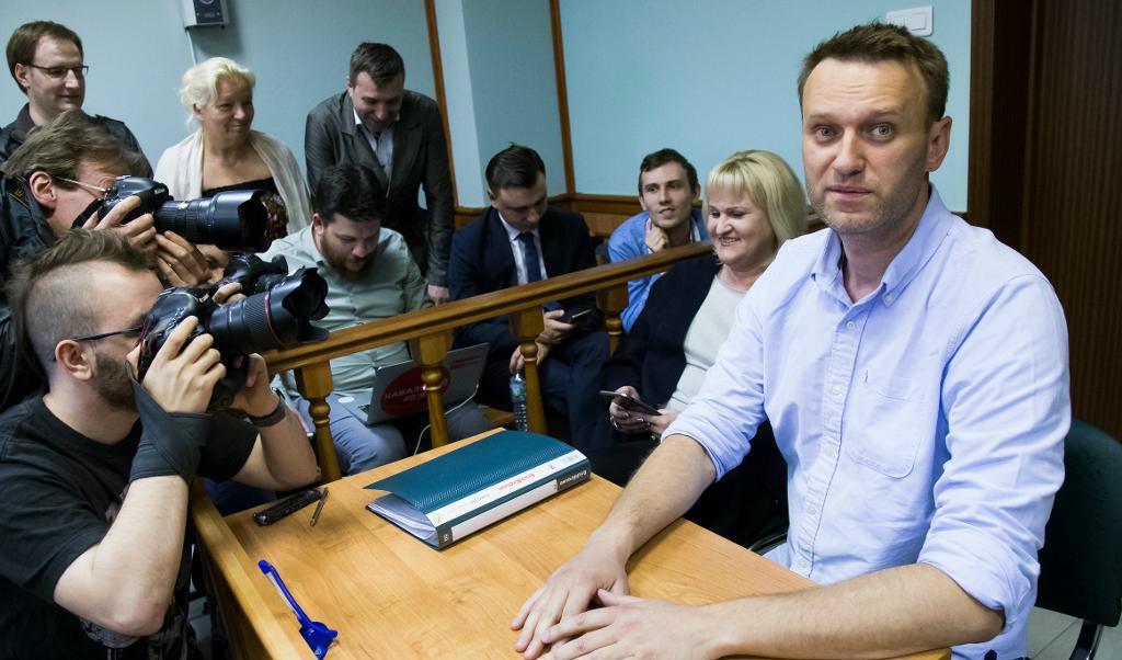 Den ryske oppositionsledaren Aleksej Navalnyj (till höger), pratar med medier under en paus vid förhandlingarna den 16 juni, då han dömdes för att ha planerat protester utan att ha haft myndigheternas tillstånd. Arkivbild. Foto: Alexander Zemlianichenko/AP/TT
