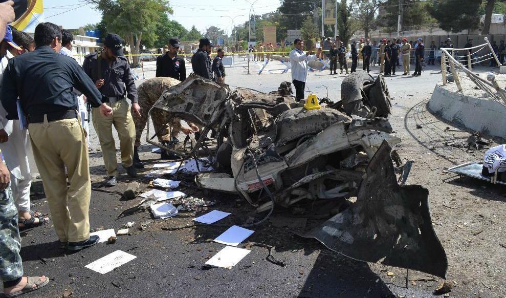 Pakistans polis undersöker platsen för bombdådet i Quetta, där en explosion skedde i närheten av polischefens högkvarter. Foto:
Arshad Butt/AP/TT