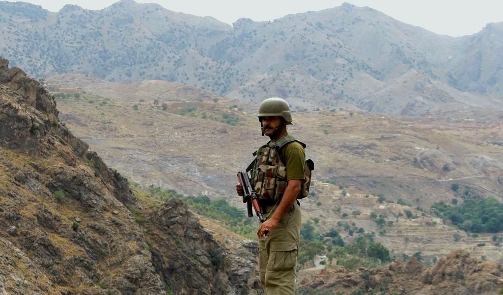 
En pakistansk armésoldat nära gränsövergången Torkham mellan Pakistan och Afghanistan. Foto: Muhammad Sajjad/AP/TT-arkivbild                                            