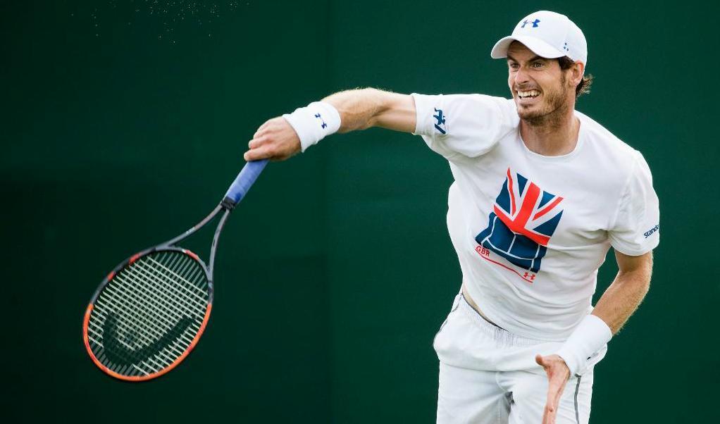 
Andy Murray tränade lätt på fredagen, tre dagar innan han går in i Wimbledonturneringen där han är titelförsvarare. Foto: Peter Klaunzer/AP/TT                                            