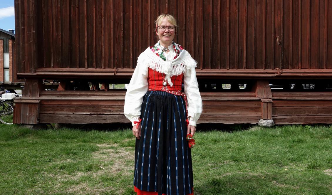 




Anette Sandström var en av de som högtidlighöll nationaldagen i Umeå genom att bära sin folkdräkt; Delsbodräkten. Foto: Eva Sagerfors                                                                                                                                                                                                                            