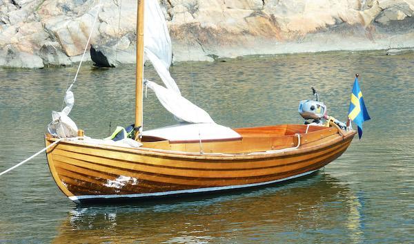 








Segelbåten Ella-Stina är en långedragsjulle av typen J10 som det byggts ganska många av. Just detta exemplar är byggt 1962 och har nummer 529 och k-märks nu av Sjöhistoriska museet. Foto: Olle Huldén                                                                                                                                                                                                                                                                                                                                                                                                            