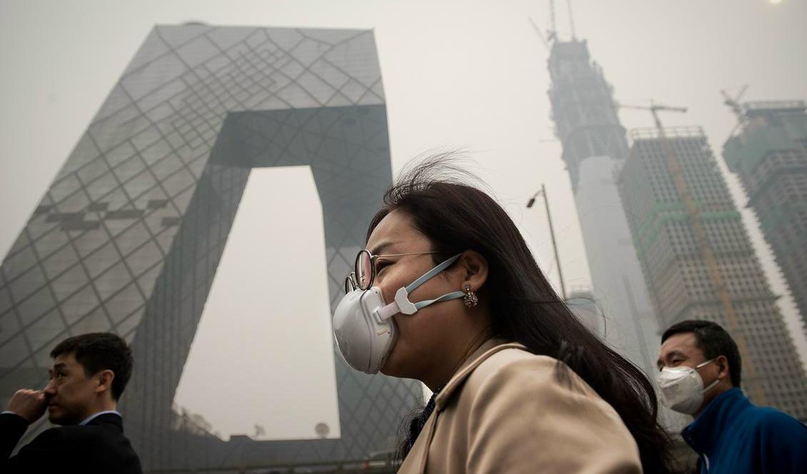 





Invånare skyddar sig mot luftföroreningar i Peking. Foto: Nicolas Asfouri/AFP/Getty Images                                                                                                                                                                                                                                                                        