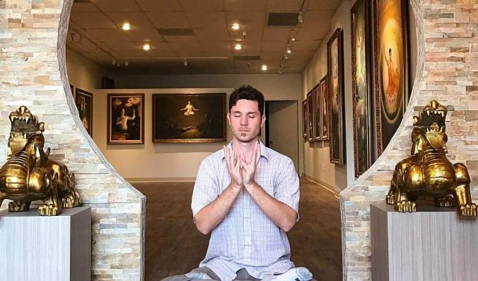 Nick Janicki vid ingång till Art of Zhen Shan Ren Museum i Arizona, USA. Foto: Amir Adib