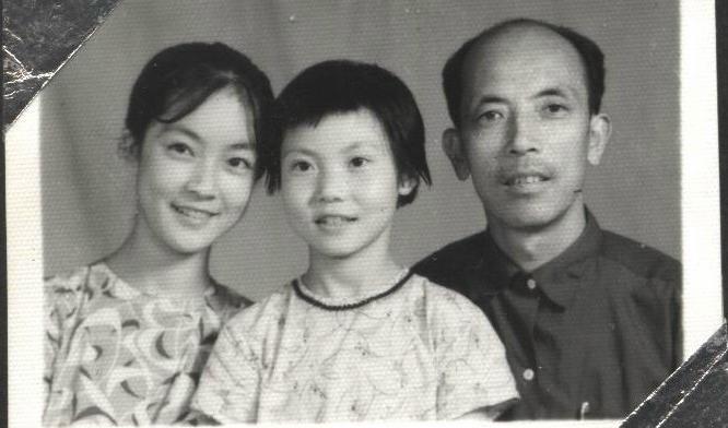 






Jennifer, hennes äldsta lillasyster och far, under tiden då de bodde tillsammans i Mianyang, medan modern och den yngsta systern bodde i Hanwang. Foto: privat                                                                                                                                                                                                                                                                                                                    