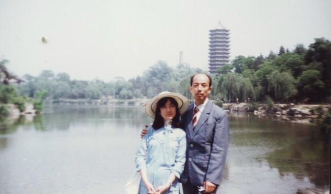 



Jennifer Zeng och hennes far under hennes studietid på Pekinguniversitetet. Foto: Privat                                                                                                                                                                                