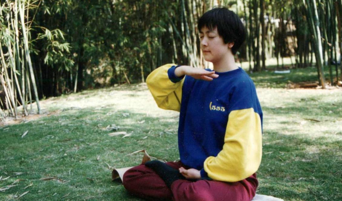 




Jennifer mediterar i en park i Shenzhen 1998. Det här är den enda bilden på Jennifer där hon övar falungong innan förföljelsen inleddes 1999. Foto: privat                                                                                                                                                                                                                            
