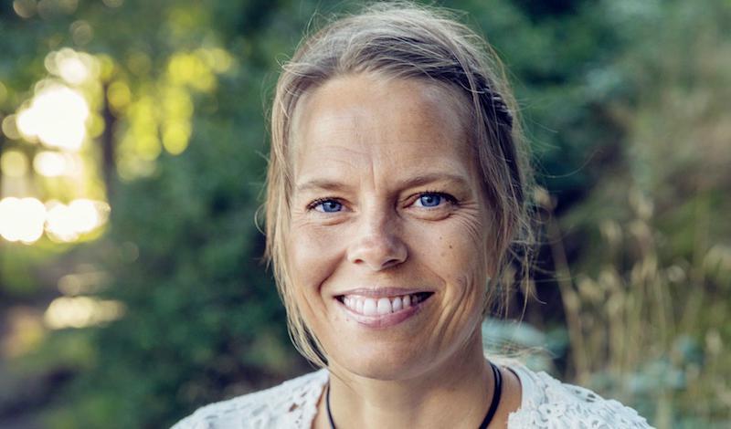 







Tia Jumbe är författare, ayurvedisk hälsorådgivare, yogalärare och journalist. Här tipsar hon om vad man bör tänka på under sommaren för att få balans och må så bra som möjligt. Foto: Camilla Lindquist                                                                                                                                                                                                                                                                                                                                                                