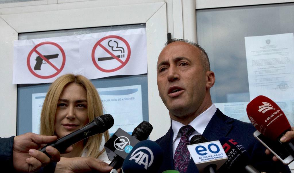 
Ramush Haradinaj, kandidat till premiärministerposten i Kosovo, talar med journalister efter att ha lagt sin röst i huvudstaden Pristina. Foto: Visar Kryeziu/AP/TT                                            