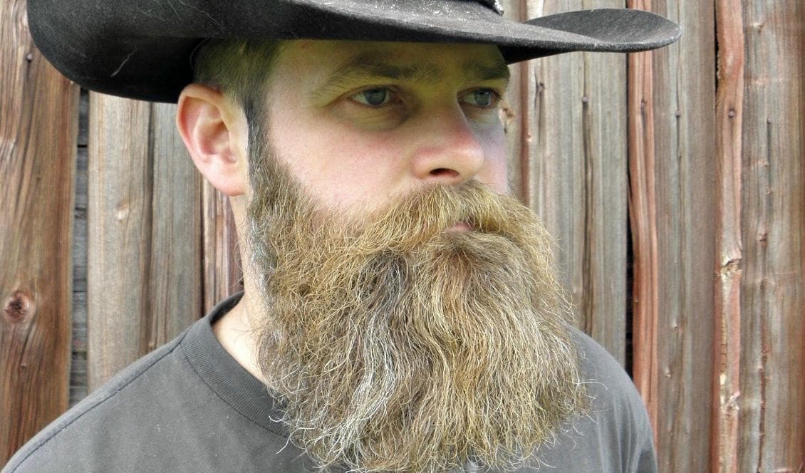 Erik Rinander lät skägget växa ut och trivs bra med det. Han får mycket beröm för sitt skägg och upplever en gemenskap bland skäggiga. Foto: Jenny Rinander