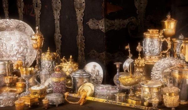 

I nya Silverkammaren visas Skoklosters slotts mest spektakulära föremål av silver, guld och ädelsten i en ny barockinspirerad gestaltning. Foto: Helena Bonnevier                                                                                        