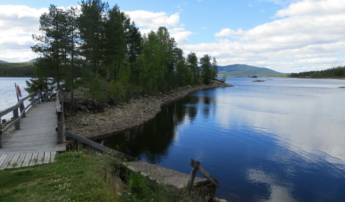 Sveriges geologiska undersökning (SGU) får regeringens uppdrag att snabbt öka arbetet för att säkra tillgången till vatten. Här Höljessjön. Foto:  Kajsa Bovin/SGU