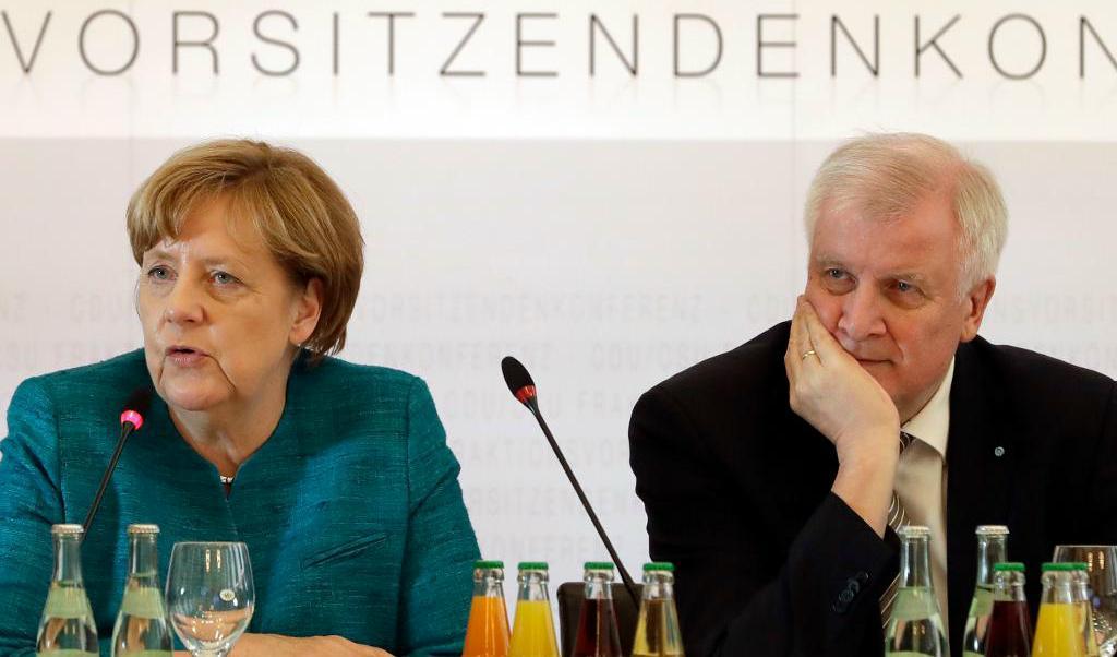 
Tysklands förbundskansler Angela Merkel (CDU) och Bayerns ledare Horst Seehofer (CSU) lägger i dag fram ett gemensamt valprogram. Foto: Matthias Schrader/AP/TT                                            