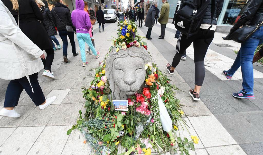 Ett betonglejon täckt av blommor på Drottninggatan några dagar efter dådet i april. Foto: Fredrik Sandberg/TT