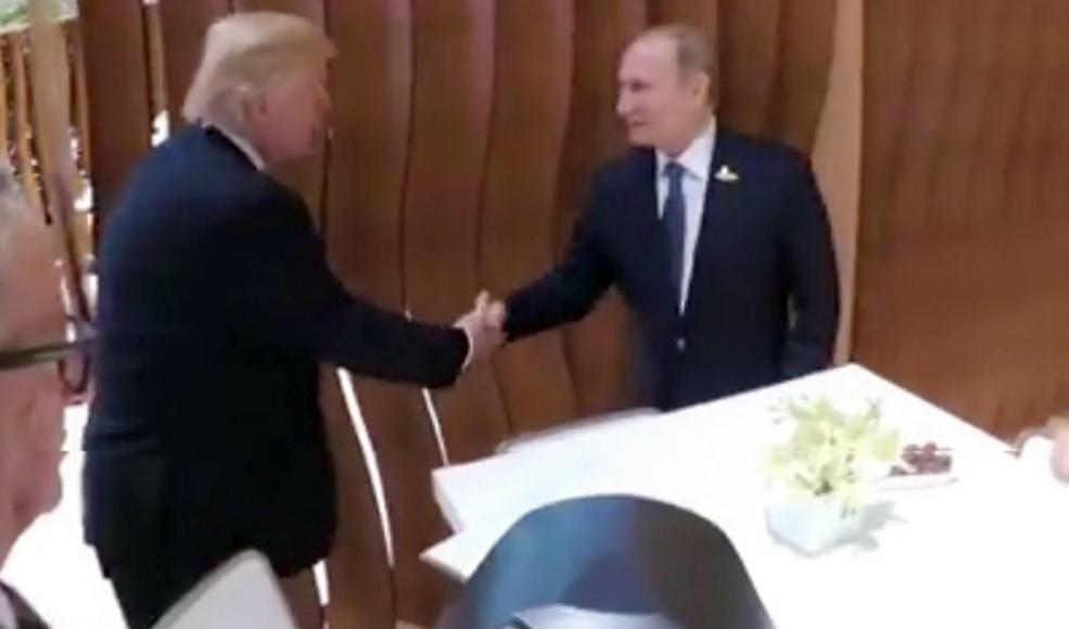 Stillbild från videon där USA:s president Donald Trump, till vänster, ses skaka hand med den ryske presidenten Vladimir Putin under G20-mötet i Hamburg. Foto: Steffen Kugler/AP/TT