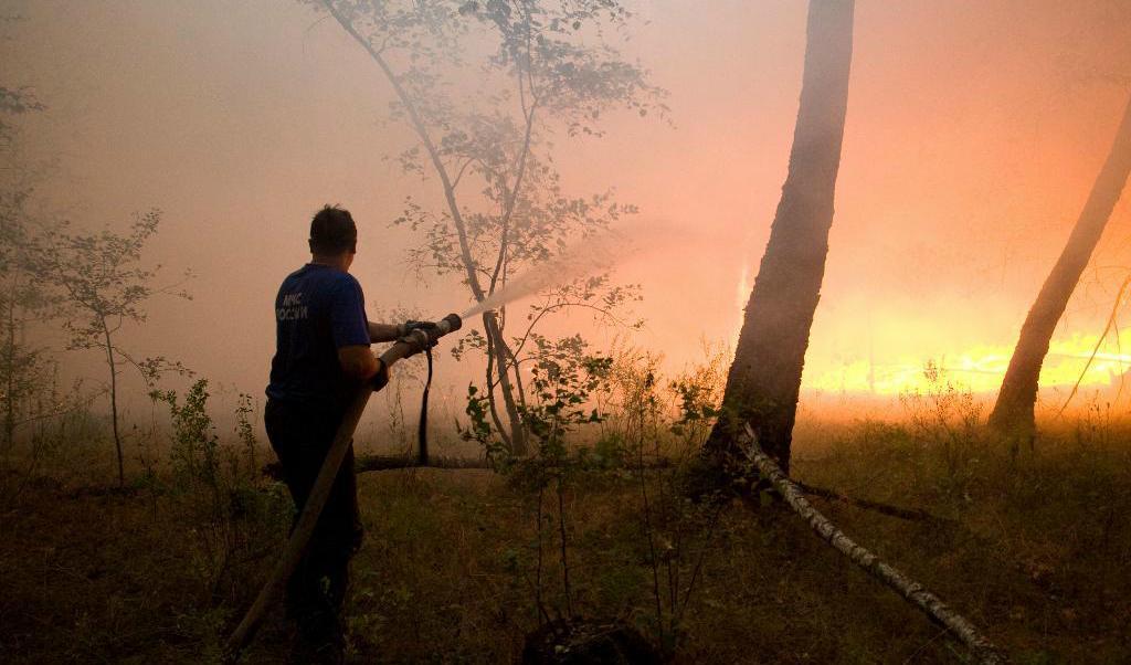 

I den östligaste delen av Ryssland rasar just nu flera hundra bränder i skog och mark. Arkivbild (AP/TT) från rysk skogsbrand 2010.                                                                                        