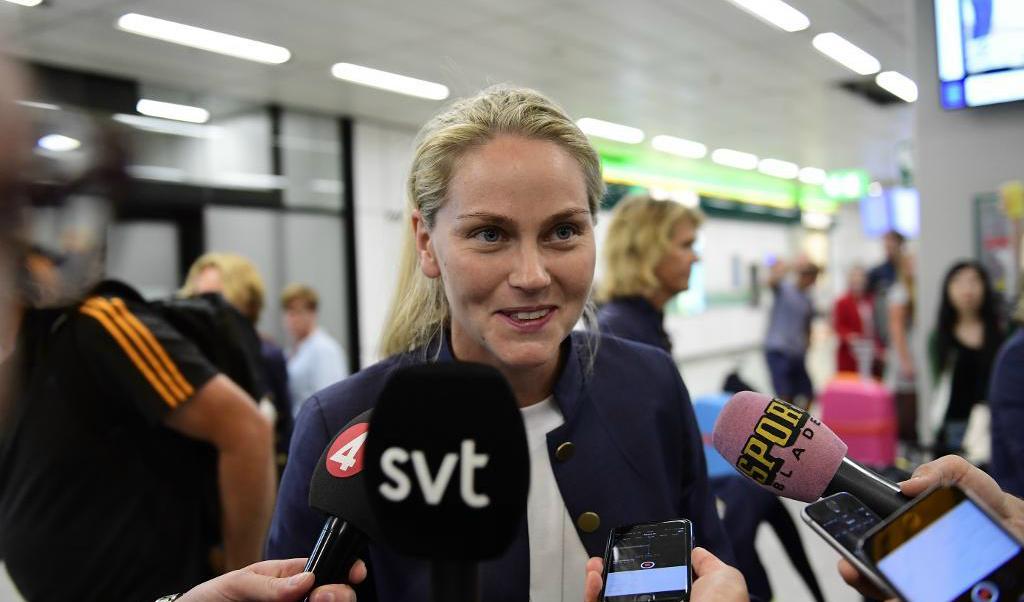 Lisa Dahlkvist tas emot av pressen vid svenska fotbollslandslagets ankomst till Schiphol i Amsterdam. Foto: TT
