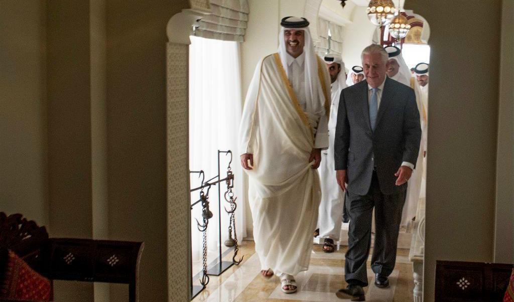 
Qatars emir Tamim bin Hamad Al Thani välkomnar USA:s utrikesminister Rex Tillerson. Foto: Alexander W. Riedel/AP/TT                                            