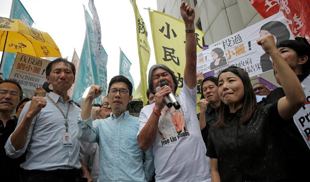 
Prodemokratiska lagstiftare vid Hongkongs lagstiftande församlingen Edward Yiu, Nathan Law, Leung Kwok-hung och Lau Siu-lai protesterar utanför Högsta domstolen. Foto: Kin Cheung/AP/TT                                            