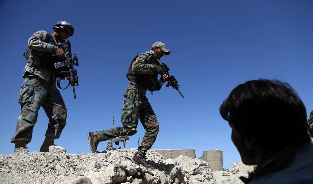 Afghanska soldater patrullerar i jakt på IS-medlemmar. Arkivbild. Foto:
Rahmat Gul AP/TT