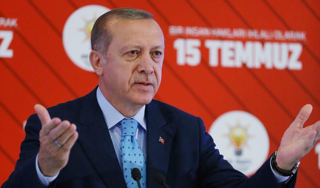 Turkiets president Recep Tayyip Erdogan under ett tal i går. Nu går han in för att göra sin seger mot upprorsmakare för ett år sedan, den 15 juli 2016, till en nationell högtid. Foto:
AP/TT
