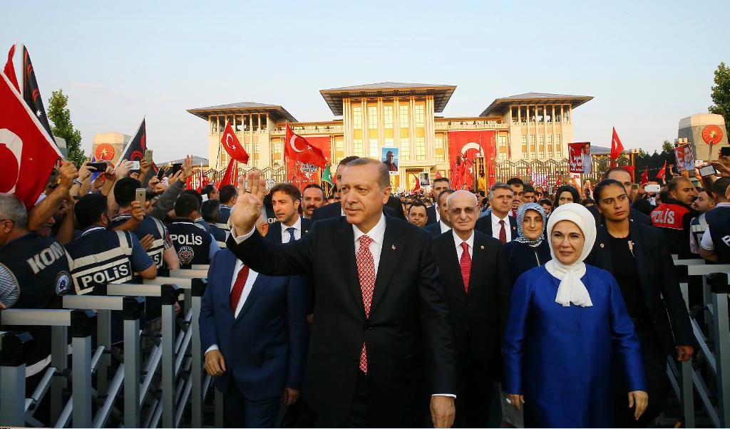 
Turkiets president Recep Tayyip Erdogan som i våras gavs utökad makt genom en folkomröstning, har efter kuppförsöket för ett år sedan slagit ner hårt mot oppositionen och den fria pressen. Foto: AP/TT                                            