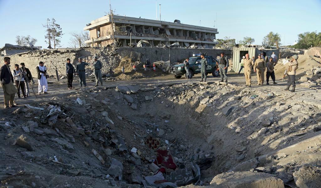 

Säkerhetsstyrkor inspekterar den krater som bildades då en bomb exploderade framför tyska ambassaden i Kabul i maj. Foto: Rahmat Gul AP/TT                                                                                        