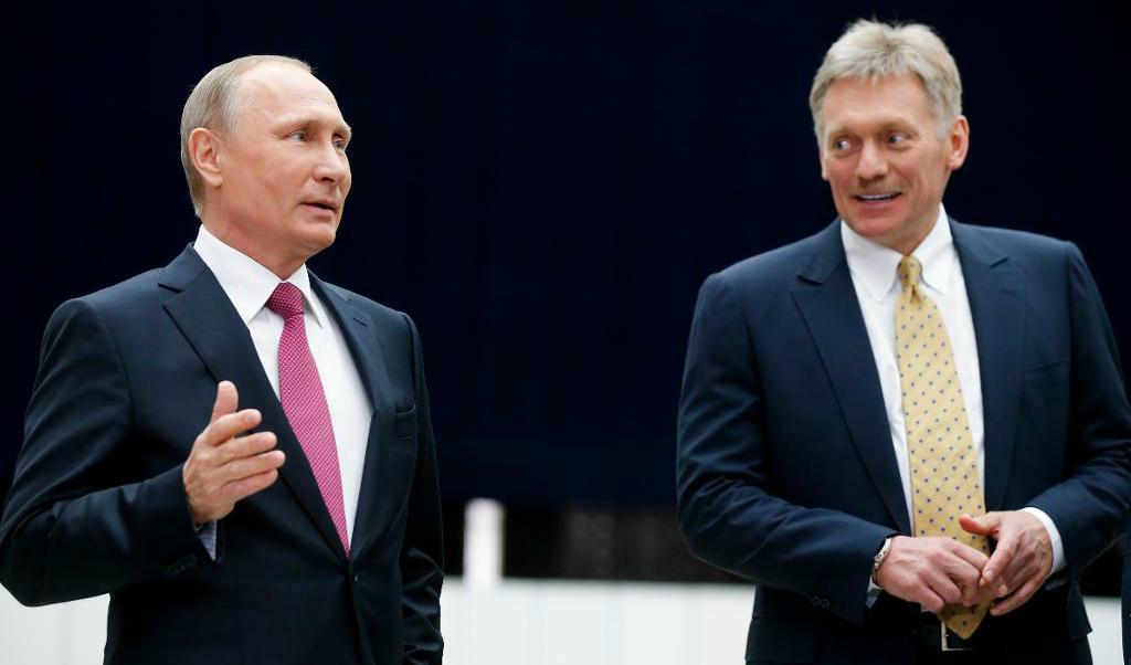 
Dmitrij Peskov, till höger, tillsammans med sin chef, president Vladimir Putin, vid ett framträdande i Moskva för en månad sedan. Foto: TT                                            