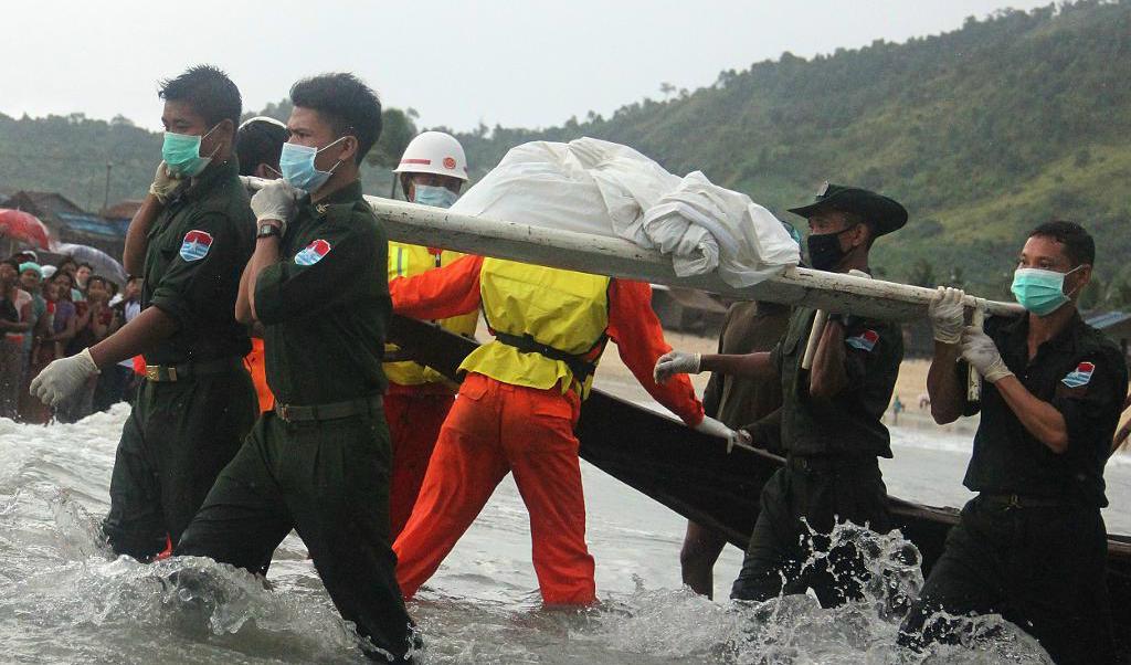 
Räddningspersonal bär döda kroppar som hämtats i havet efter flygkraschen i Burma. Foto: Esther Htusan/AP/TT-arkivbild                                            