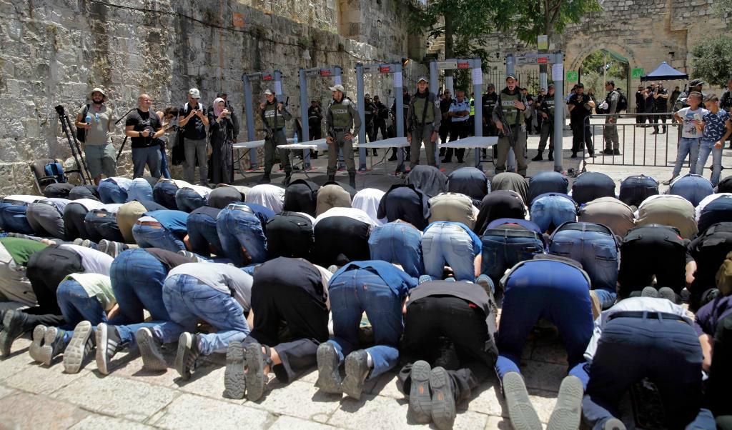 
Bedjande män utanför al-Aqsamoskén i Jerusalem häromdagen. Foto: Mahmoud Illean/AP/TT                                            