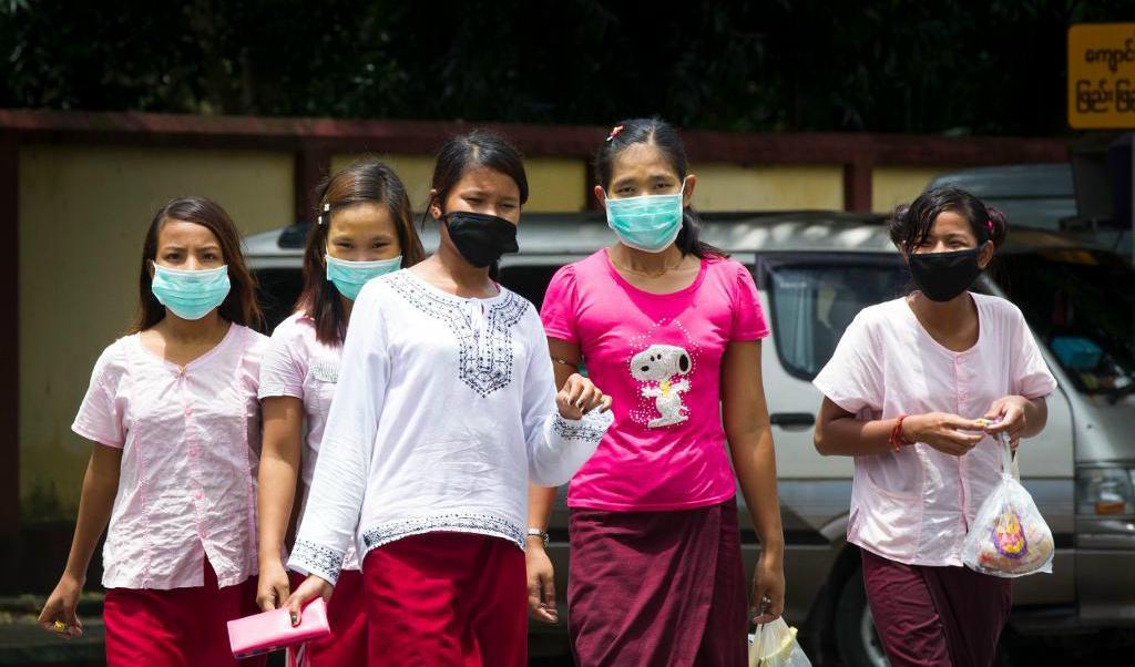 
Kvinnor bär ansiktsmasker för att skydda sig mot svininfluensan i Rangoon. Foto: Thein Zaw/AP/TT-arkivbild                                            